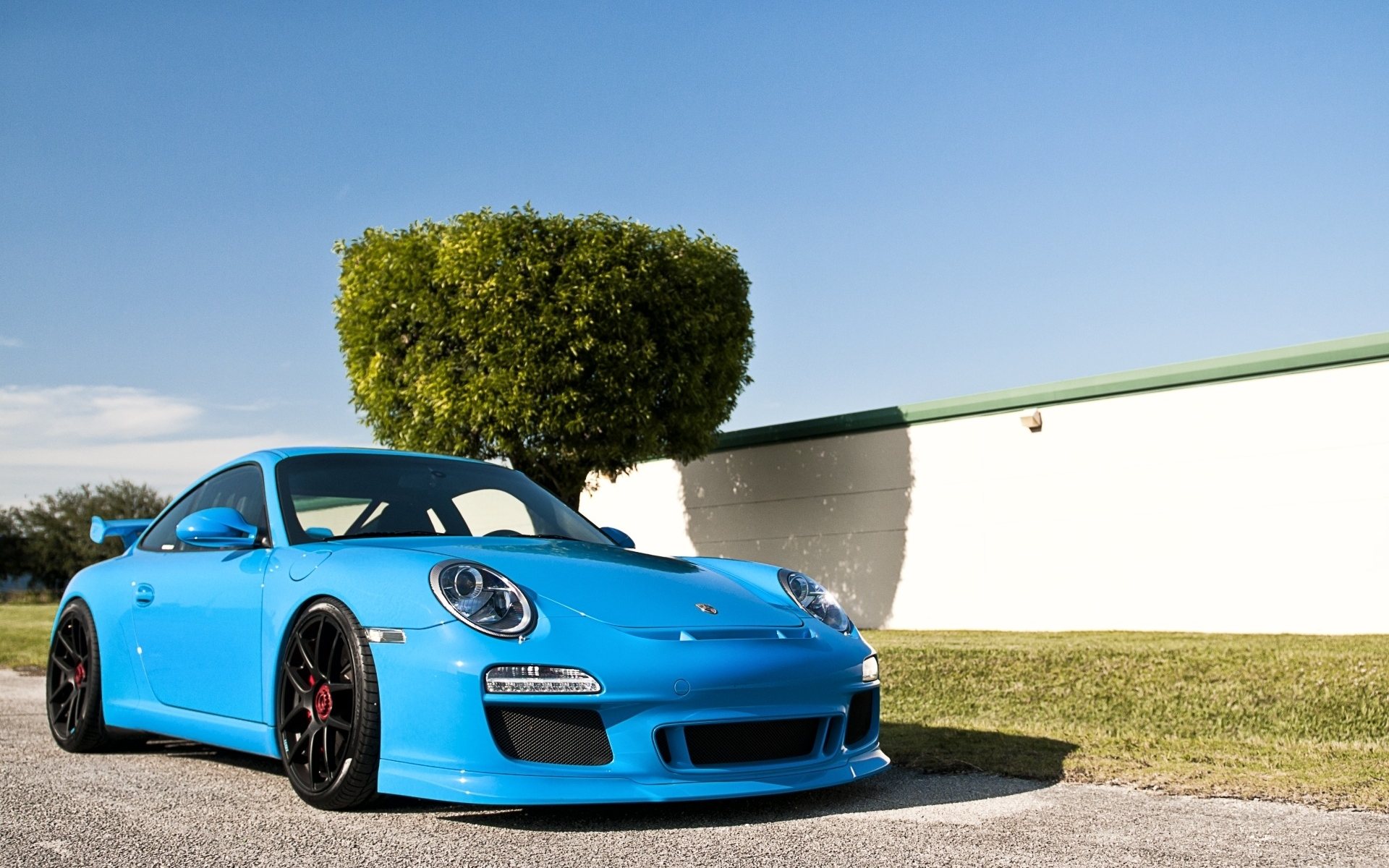 Porsche 911 небесно голубой